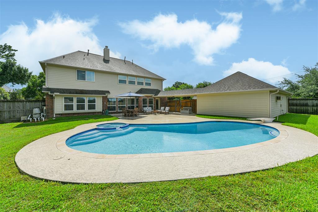 a view of pool with a yard