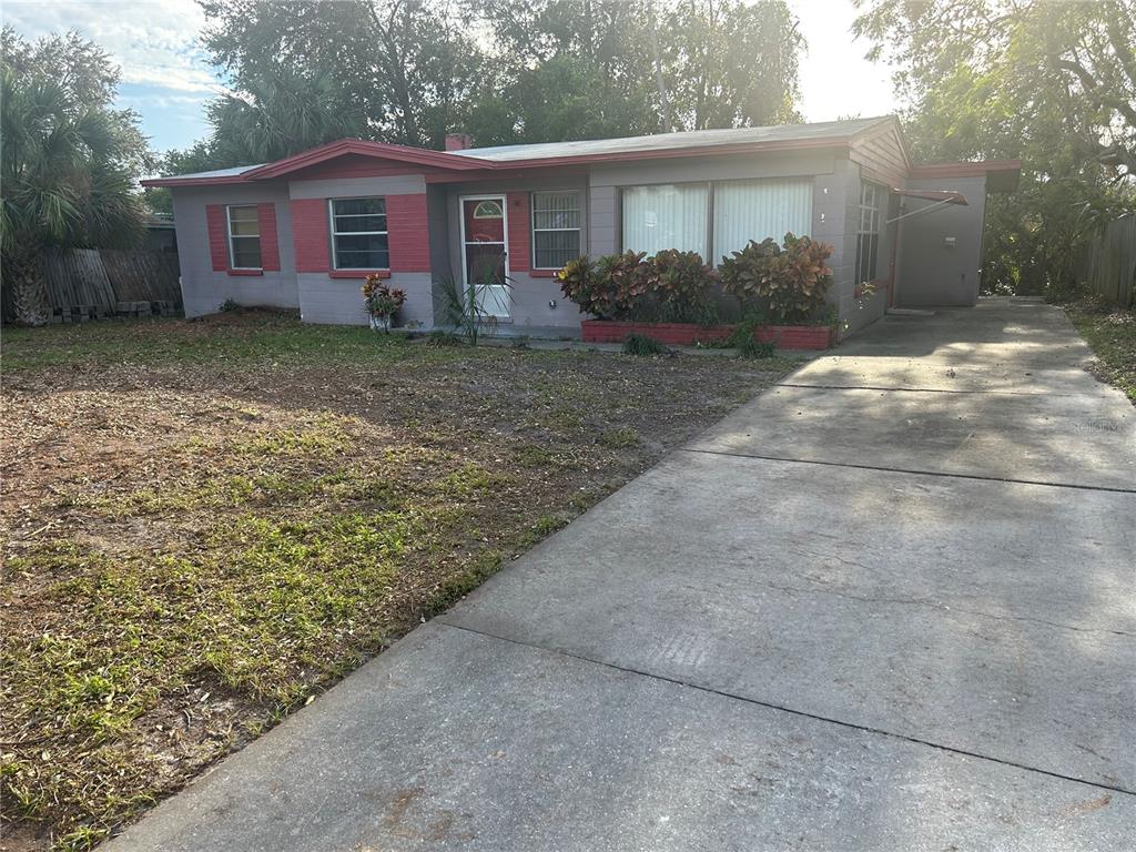 a view of a house with a yard