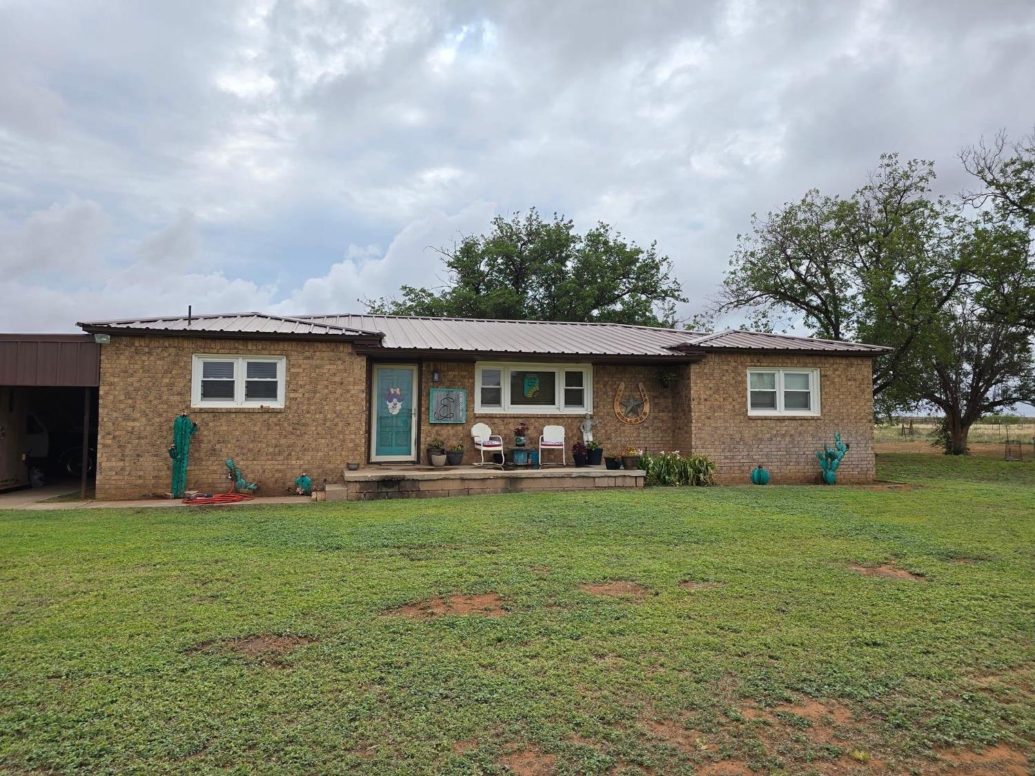 a view of a yard of front a house