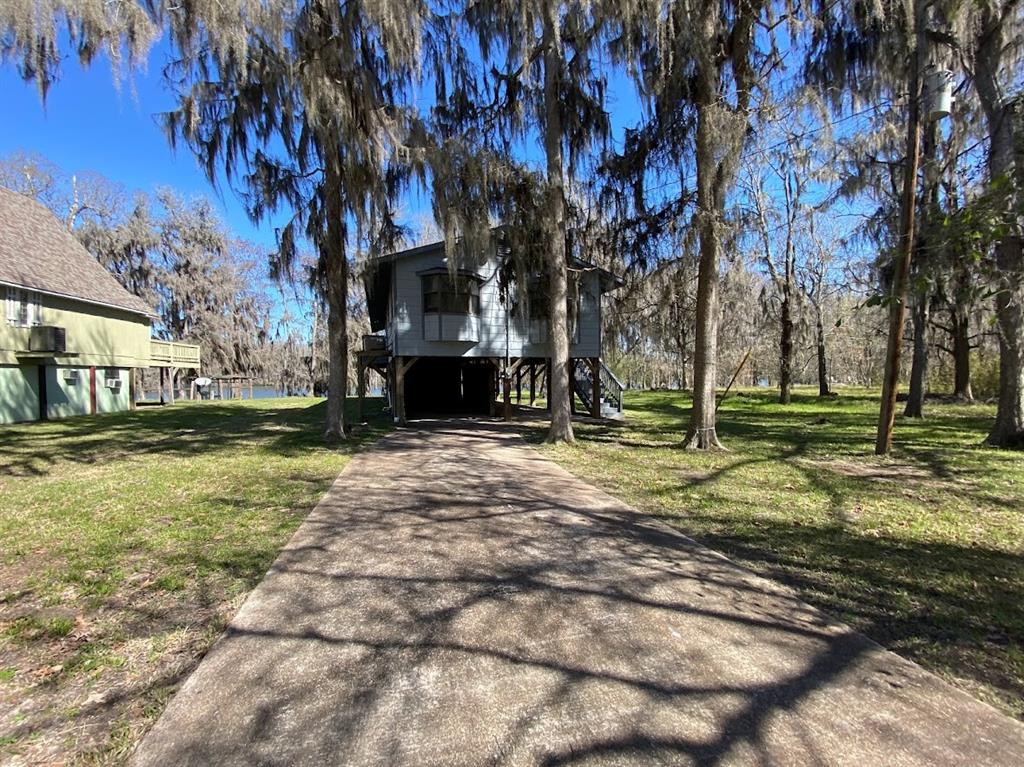 a view of a yard with a house