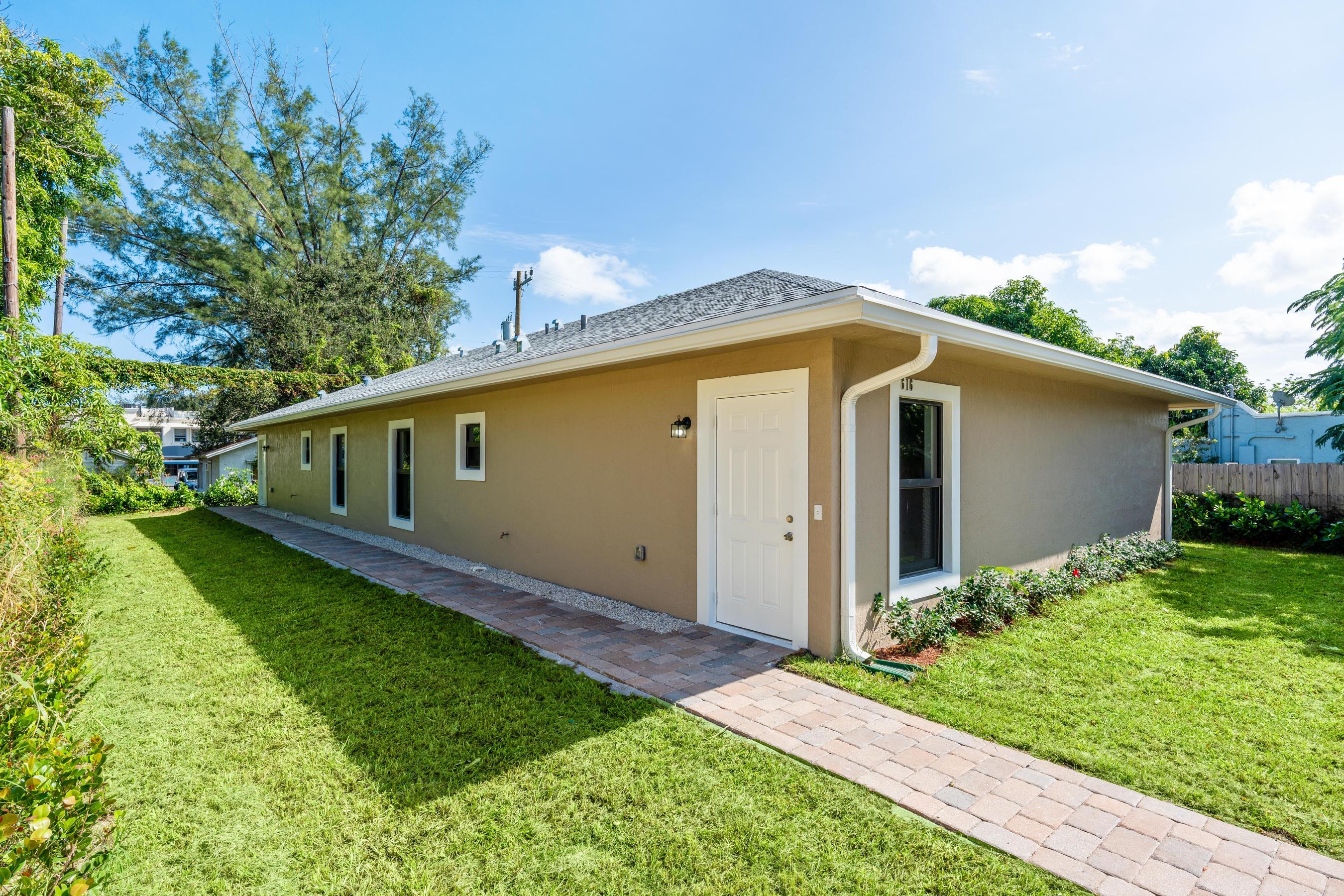 a front view of house with yard