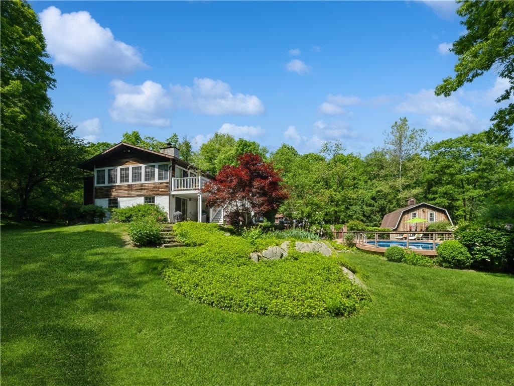 House with pool and barn