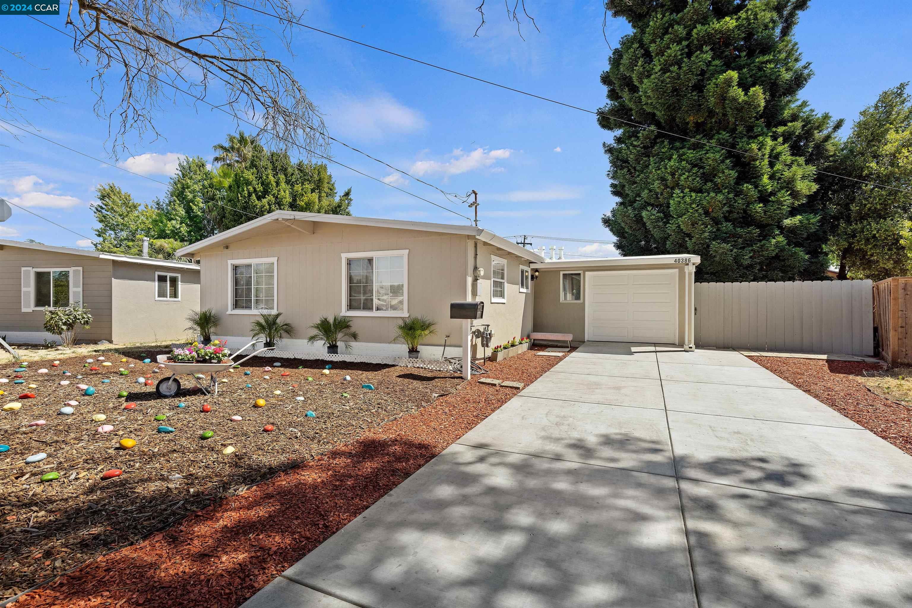 a view of a house with backyard and trees