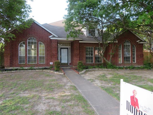 $2,300 | 1104 Kensington Drive | DeSoto