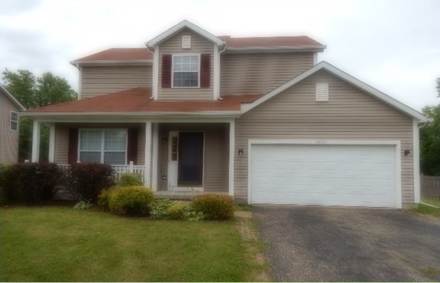 a view of a house with backyard and garden