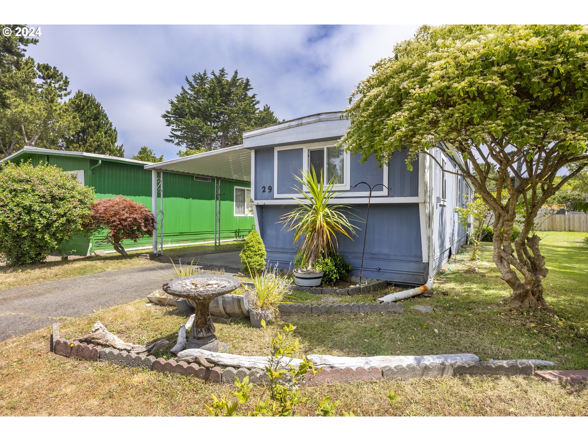 a view of a house with backyard