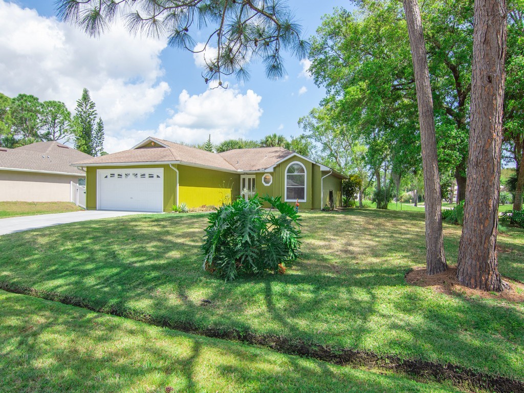 a view of a house with a yard