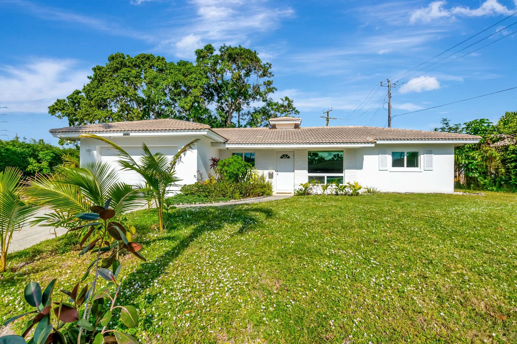 a view of a house with a yard