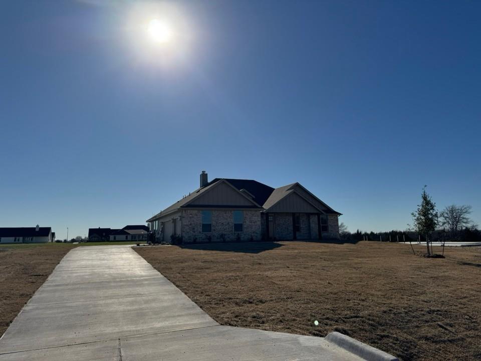 a view of house and with yard