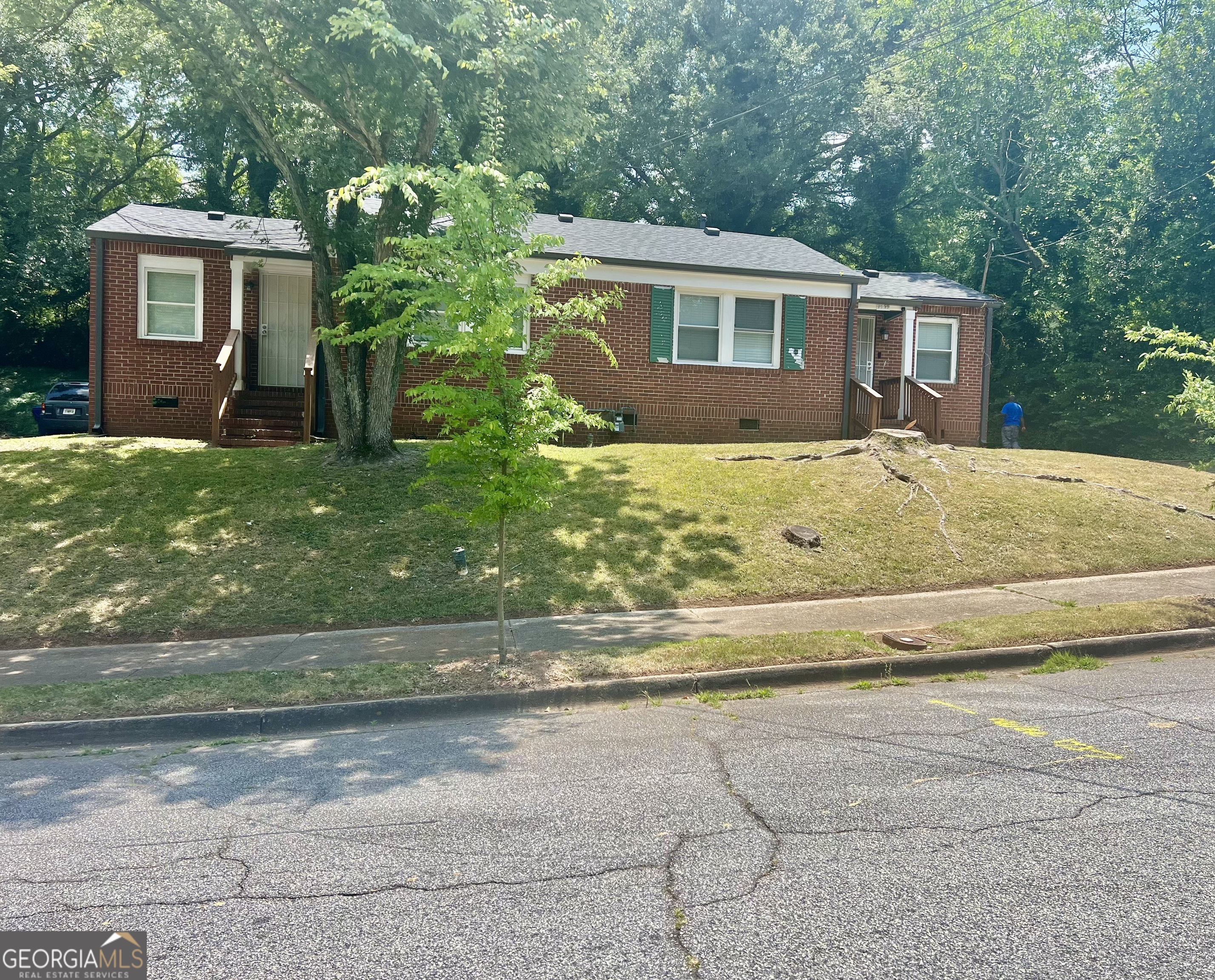 a view of a house with a yard