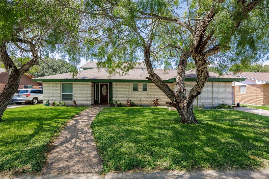 a view of a house with a yard