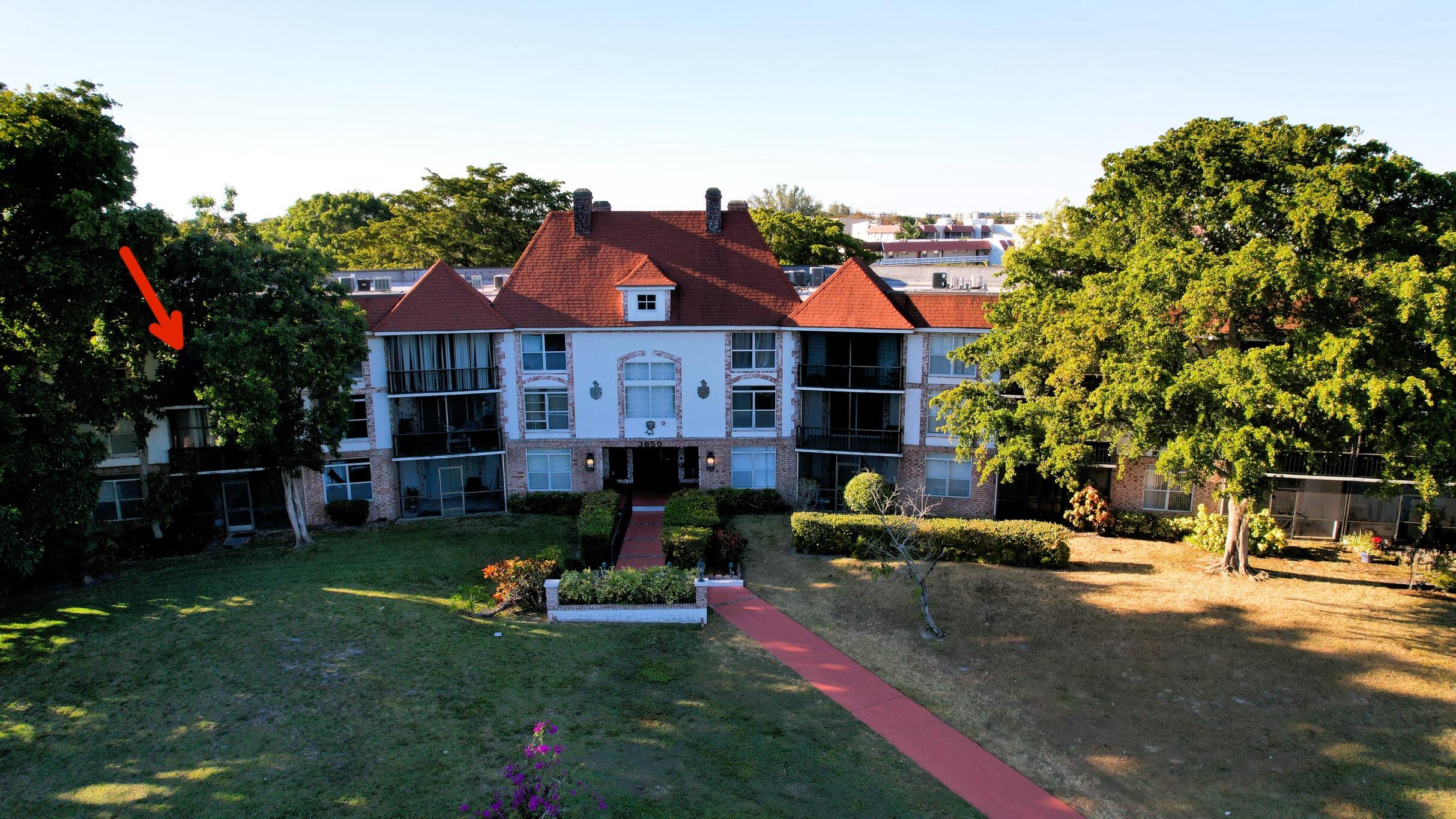 a view of backyard of the house