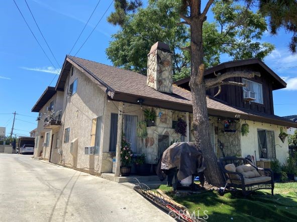 a view of a house with backyard tub and porch