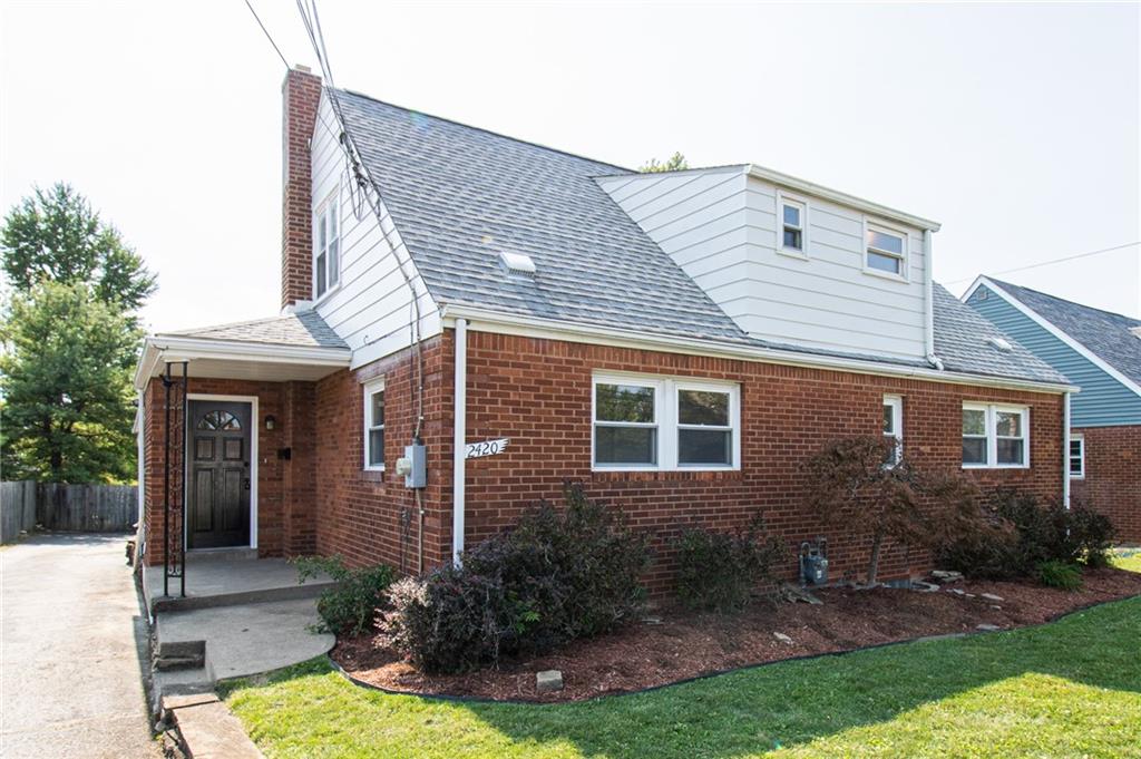 a view of a house with backyard and plants