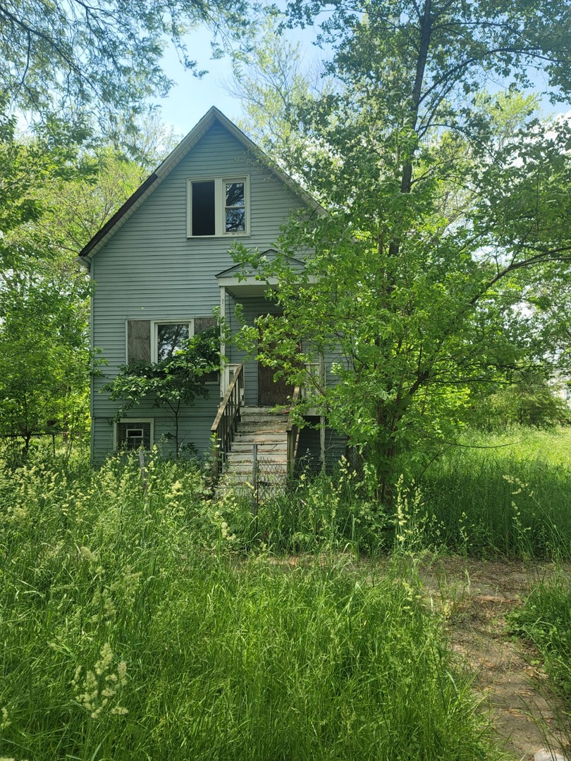 a house view with a outdoor space