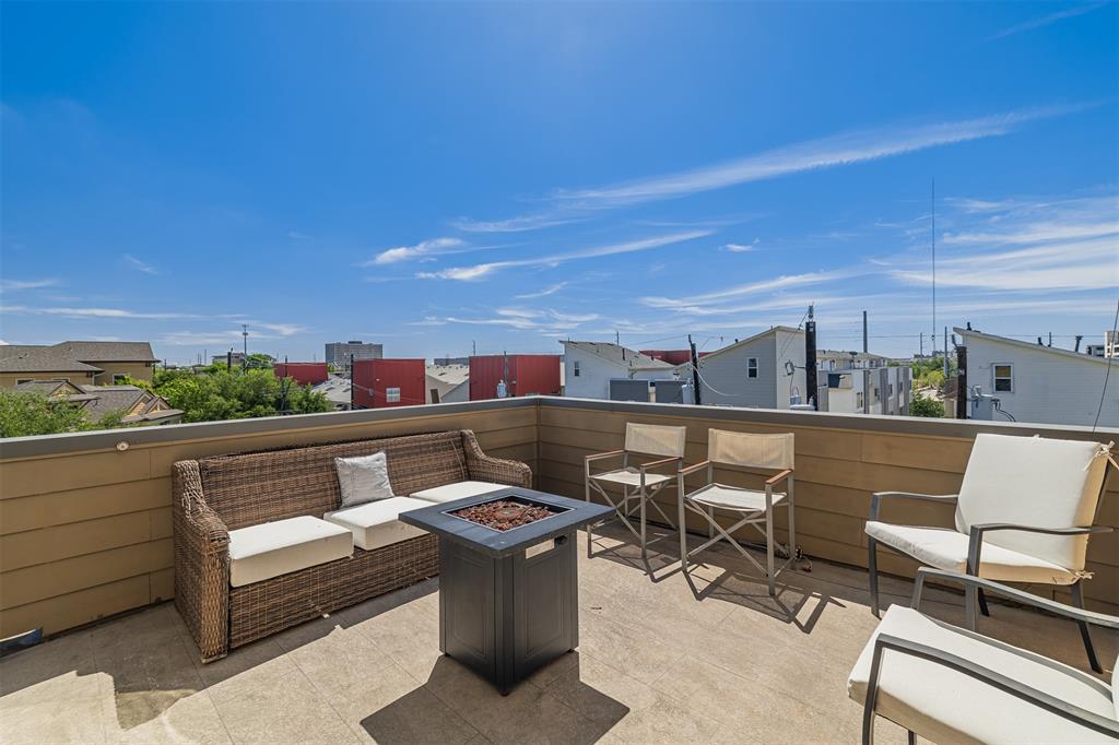 a view of sitting area with furniture and city view