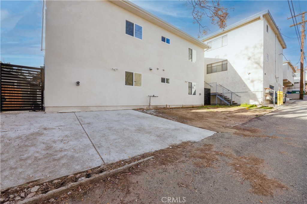 a view of a house with backyard