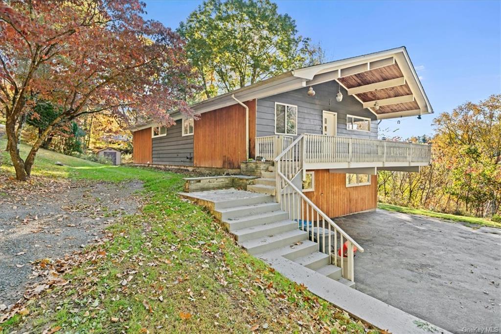 a view of a house with a yard