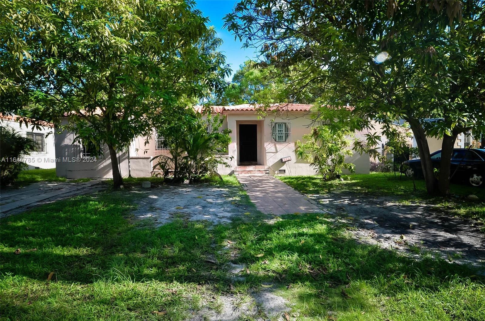 a view of a house with backyard and garden