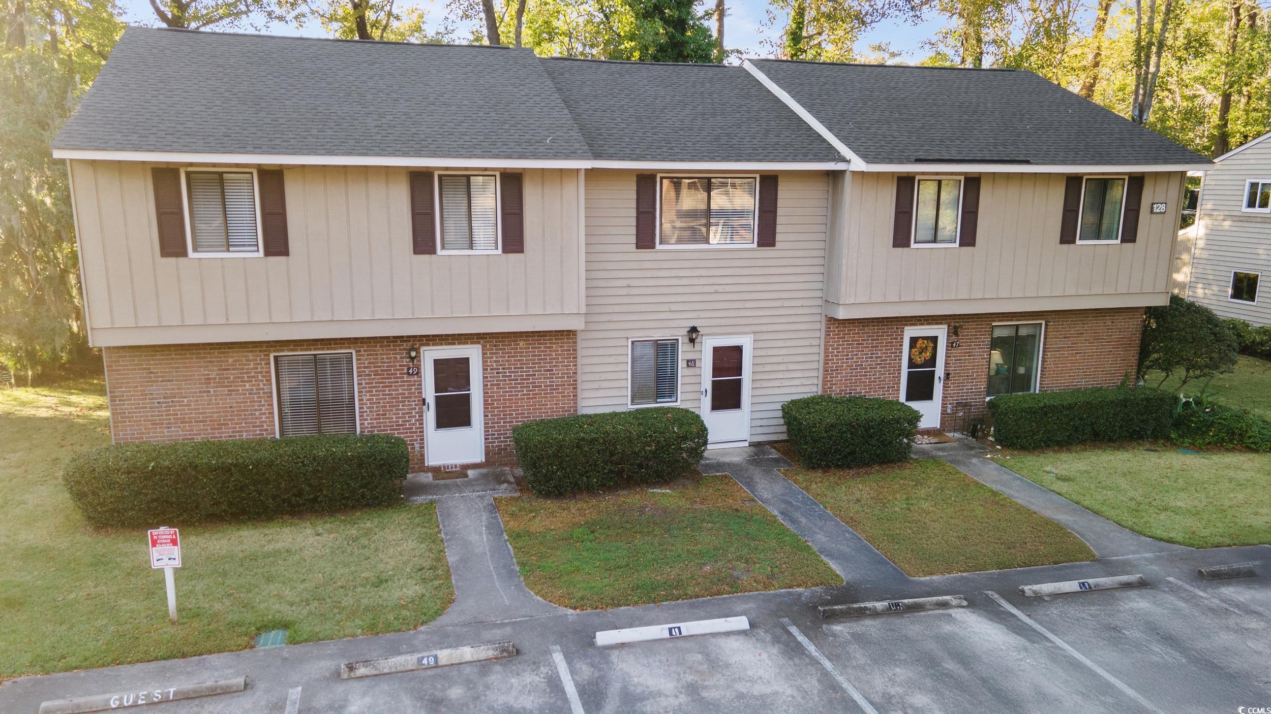 View of front of property featuring a front yard