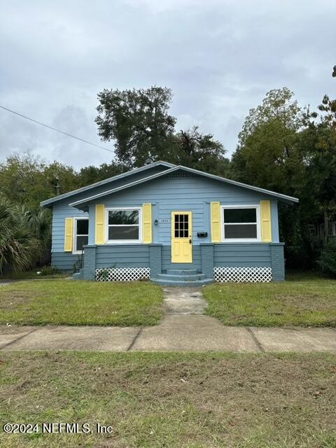 a view of a house with a yard