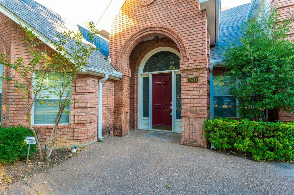 a view of front of a house with a yard