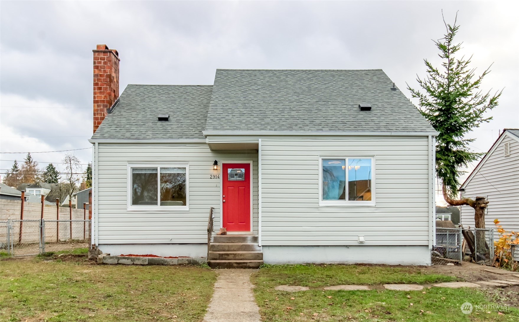 a view of a house with a yard