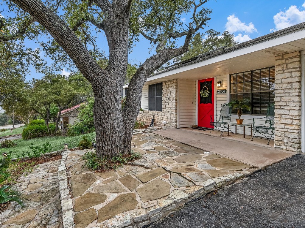 a view of a house with backyard and tree