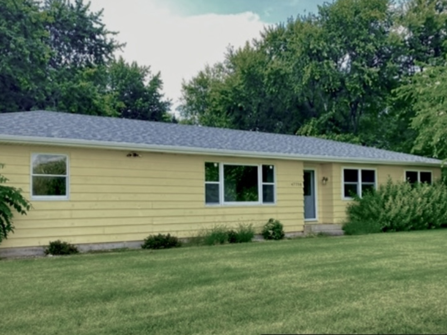 a view of a house with a yard