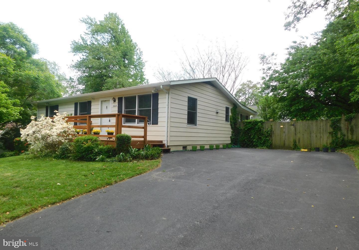 a view of a house with backyard and garden