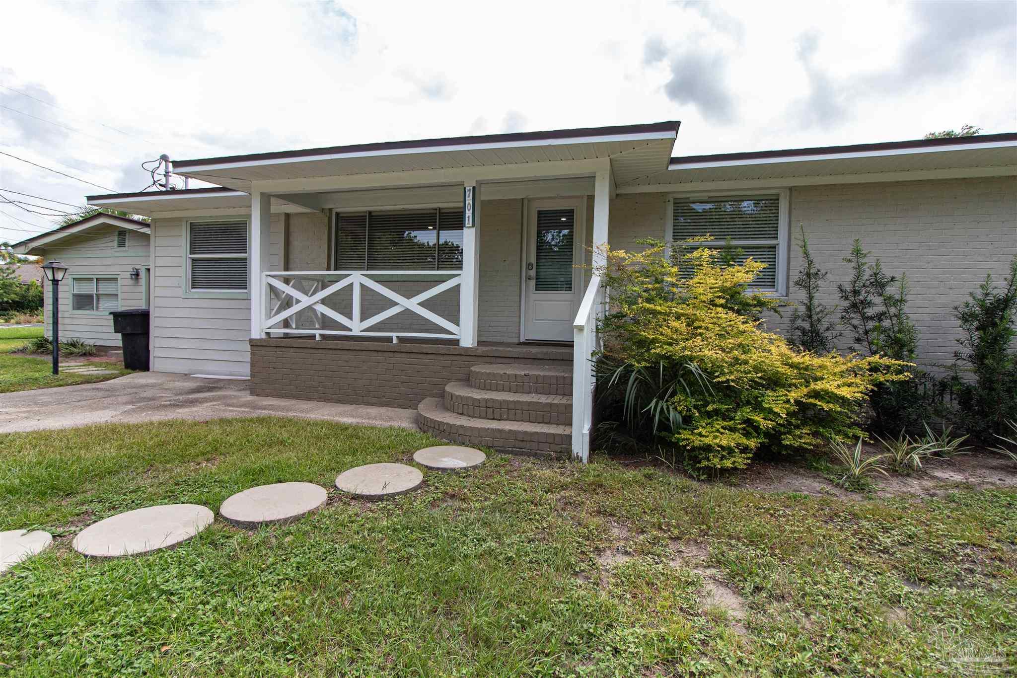 a view of a house with backyard