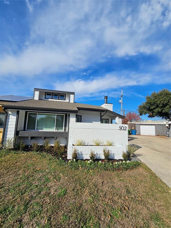 a view of a house with a yard