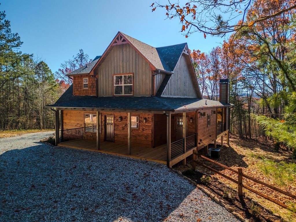 a view of a house with backyard