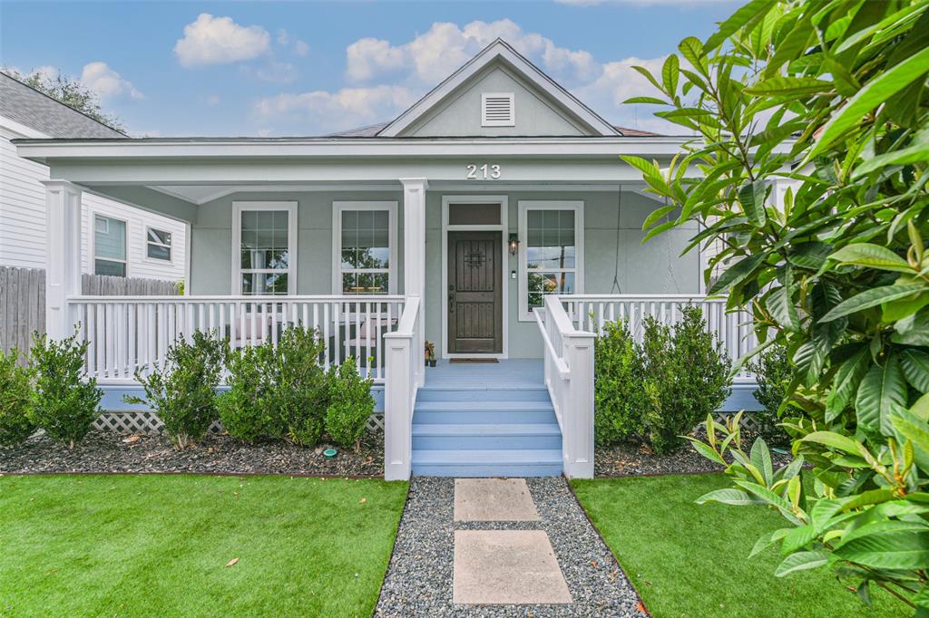 Welcome to 213 N Hutcheson! Fully fenced, large covered front porch!