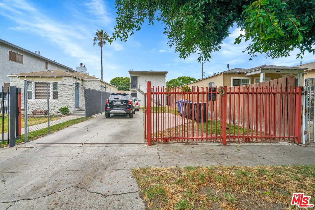 a view of a house with a backyard