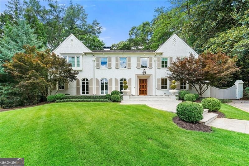 a view of a house with a yard