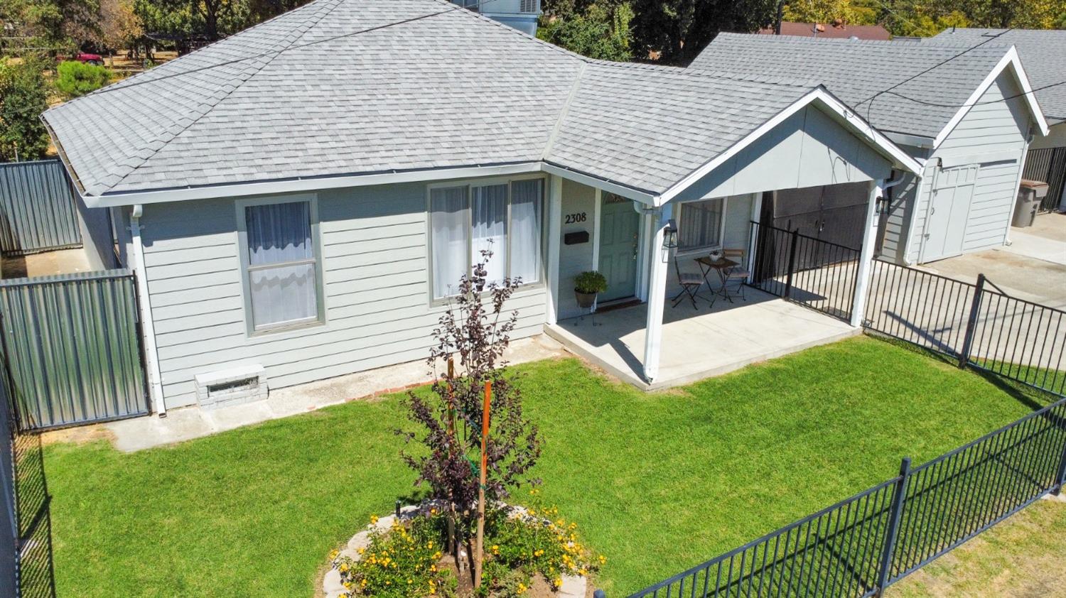 a view of a house with backyard