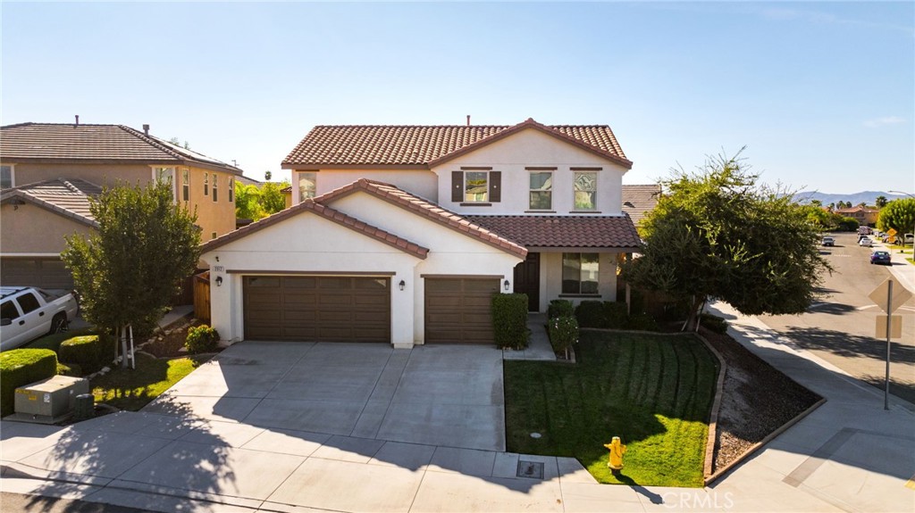 a view of a house with a backyard