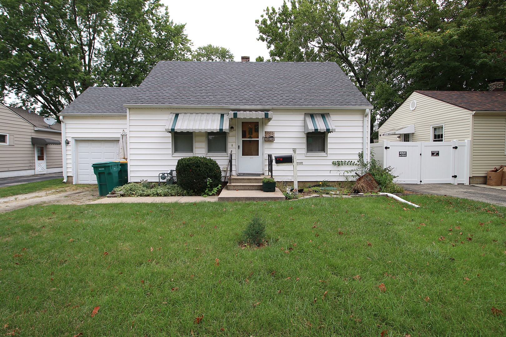 a view of a house with backyard and a garden