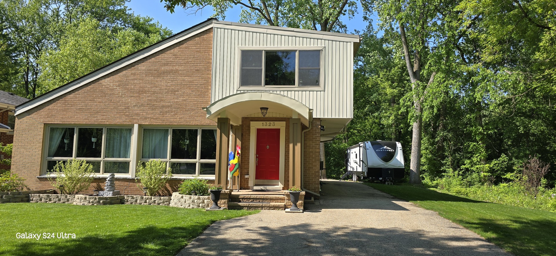 a view of a house with backyard porch and garden