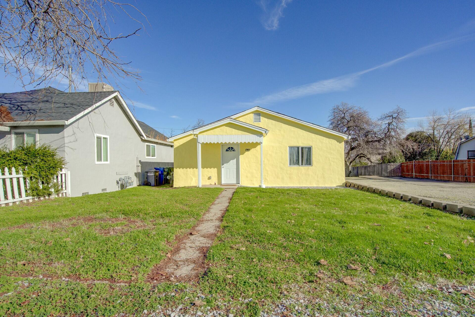 a view of a house with backyard and garden