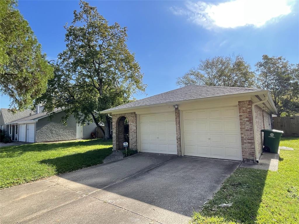 a view of a house with a yard and garage