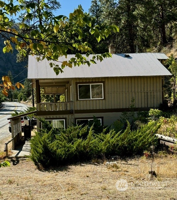 a view of a chairs and table in a backyard