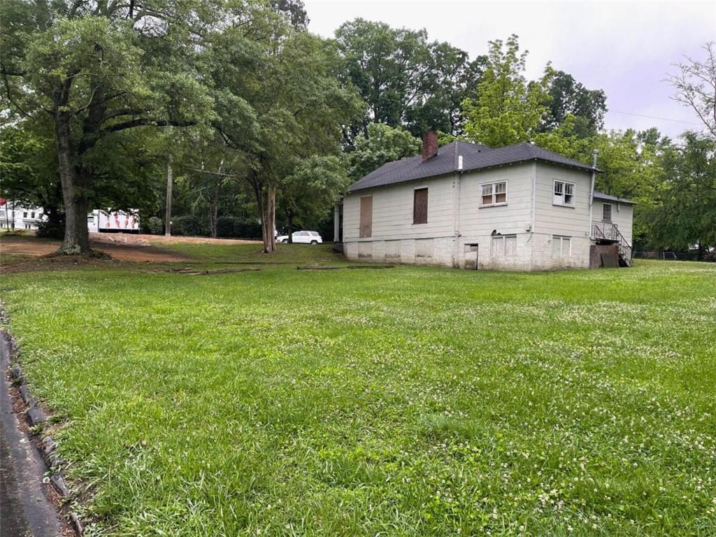 a view of a house with a backyard