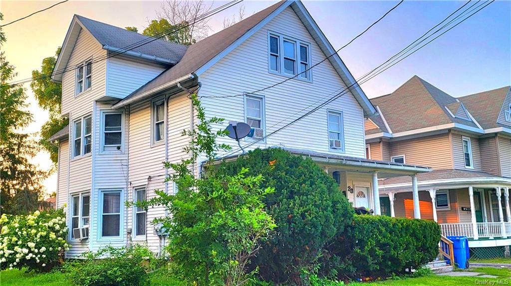 a view of a house with yard and plants