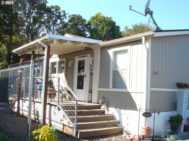 a view of entryway with a front door