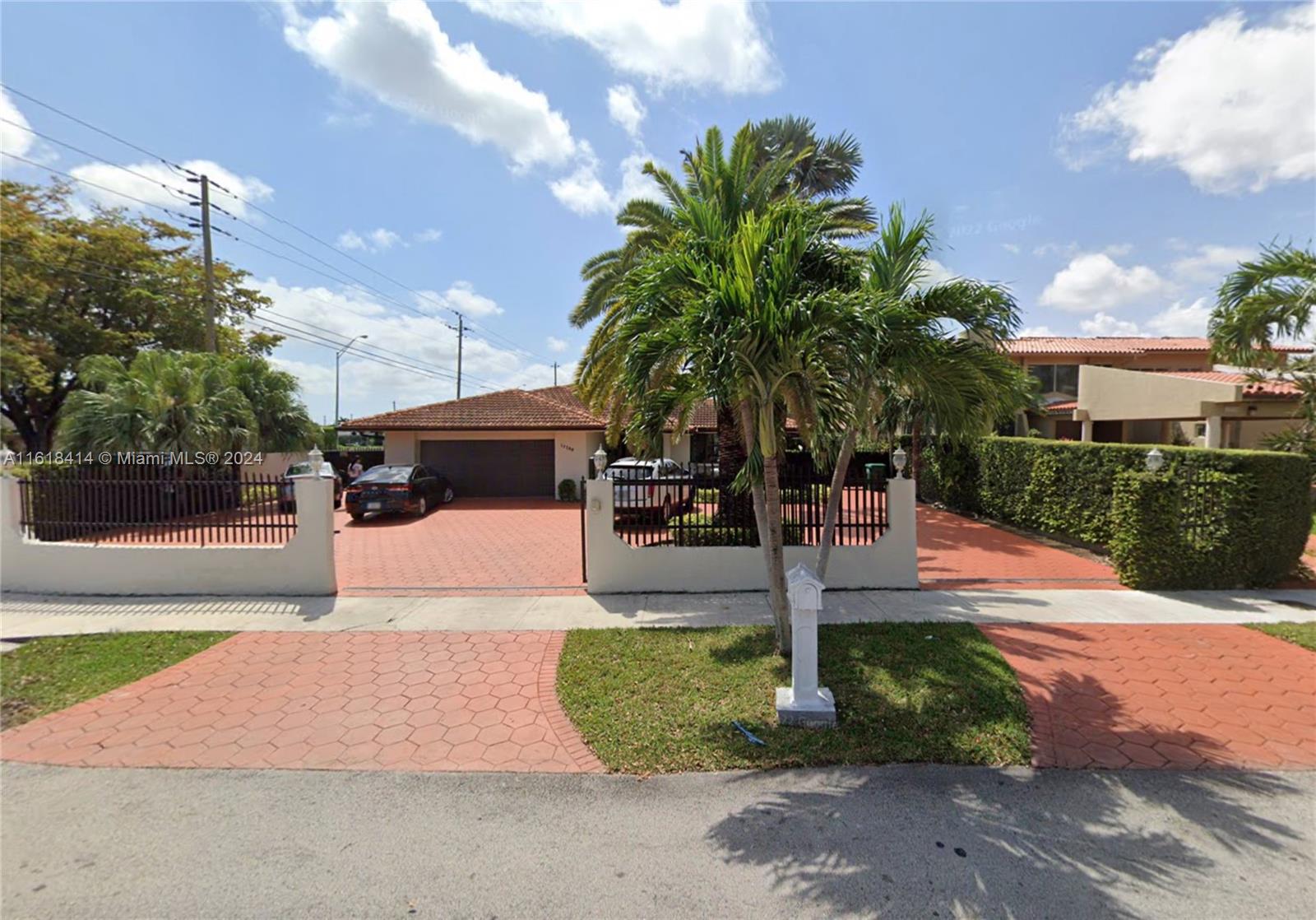 a view of a yard with palm tree