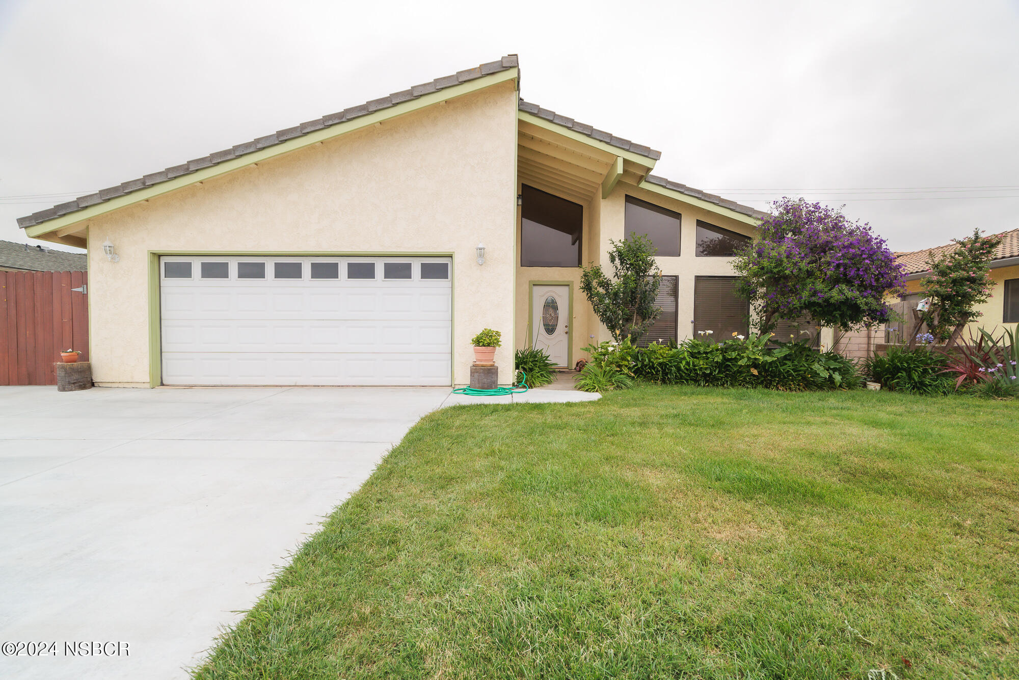 a front view of house with yard