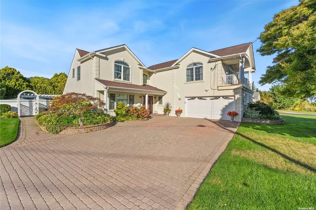 $1,180,000 | 15 Cedar Point Drive | West Islip