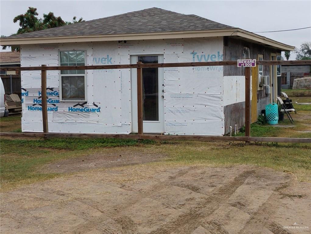 a view of a house with backyard